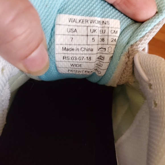 NEW Vionic Walker Classic Leather Sneaker - Picture 9 of 9